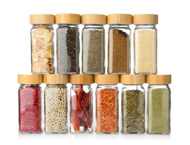 Beyaz kavanozlardaki farklı aromatik baharatlar.