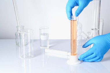 Bilim adamı kirli suyu beyaz masada test ediyor, yakın plan.