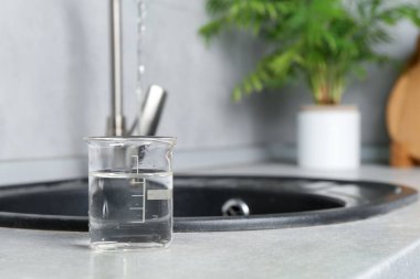 Kapalı alanda lavabonun yanında su örneği var. Metin için boşluk