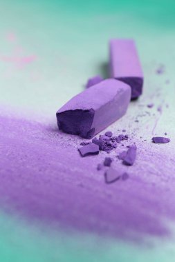 Mor tebeşir renkleri ve karalama arkaplanı, yakın plan