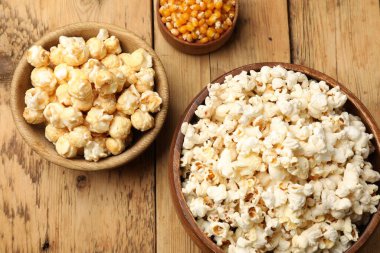 Tahta masada patlamış mısır ve mısır taneleri var.