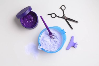 Beyaz arka planda sarı saç ve kuaför aletleri için saç bakım ürünü, düz yatış