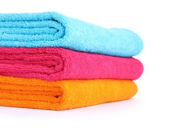 Beyaz üzerine izole edilmiş parlak havlular yığını