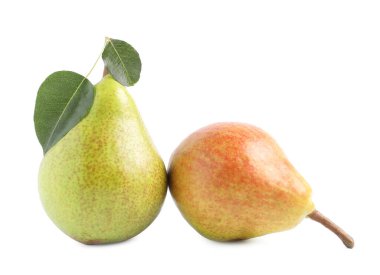 Taze armutlar ve beyaz yapraklar.