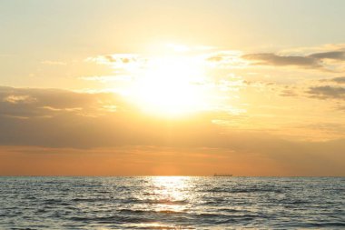 Güneşin doğuşundaki güzel deniz manzarası