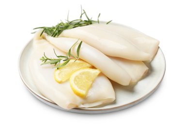 Beyaz üzerine izole edilmiş biberiye ve limon dilimleri ile pişirilmemiş mürekkep balıkları.