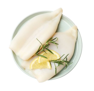 Biberiye ve limon dilimli pişirilmemiş mürekkep balıkları beyaza izole edilmiş.