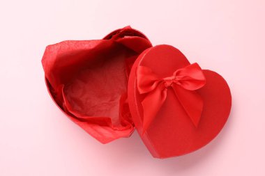 Kalp şeklinde hediye kutusu. Pembe arka planda güzel bir kapağı var.