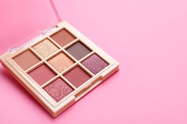 Pembe arka planda güzel bir göz falı, yakın plan. Metin için boşluk