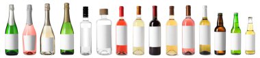Boş etiketli şişeler beyaza izole edilmiş, set. Alkolik içecekler