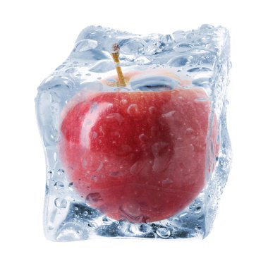Buz küpünün içindeki taze kırmızı elma beyaza izole edilmiş.