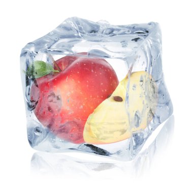 Buz küpünün içindeki taze kırmızı elmalar beyaza izole edilmiş.