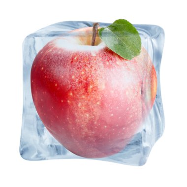 Buz küpünün içindeki taze kırmızı elma beyaza izole edilmiş.