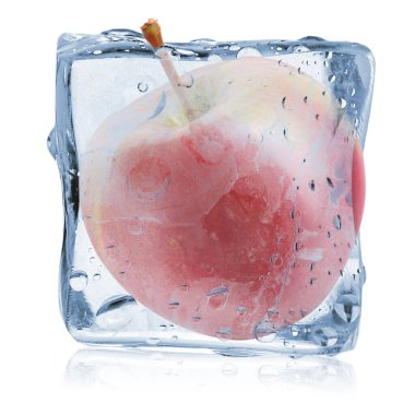 Buz küpünün içindeki taze kırmızı elma beyaza izole edilmiş.