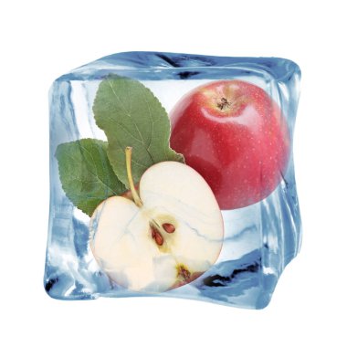 Buz küpünün içindeki taze kırmızı elmalar beyaza izole edilmiş.