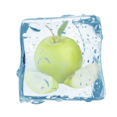 Buz küpünün içindeki taze yeşil elmalar beyaza izole edilmiş.