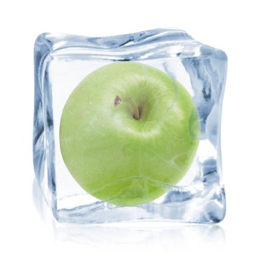 Buz küpünün içindeki taze yeşil elma beyaza izole edilmiş.