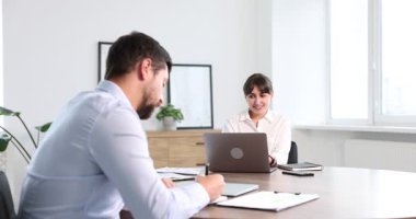 Başarılı meslektaşının ofiste tebrik edilmesini kıskanan bir adam.