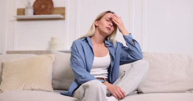 Evde sıcaktan acı çeken bir kadın.