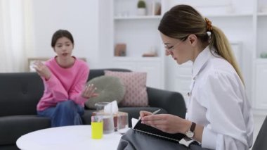 Ofiste genç bir kızla çalışan profesyonel psikolog, seçici odaklanma