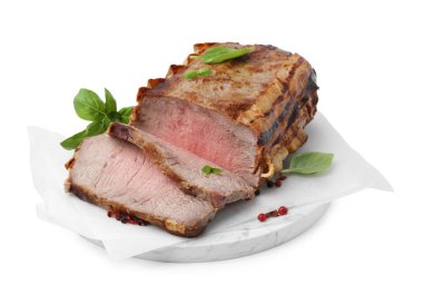 Lezzetli pişmiş et ve beyaz üzerine izole edilmiş baharatlar.