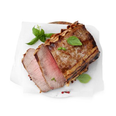 Lezzetli fırınlanmış sığır eti ve baharatlar beyaz, üst manzara