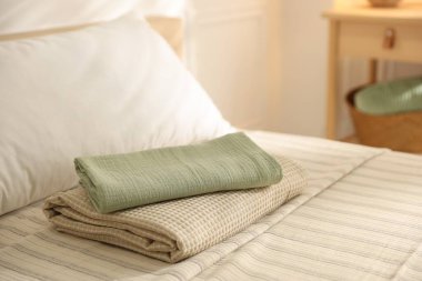 Evdeki çarşafların üzerine bir yığın temiz havlu.