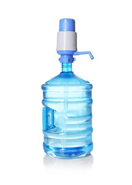 Bir soğutuculu şişe su ve pompa ayna yüzeyinde izole edilmiş beyaz