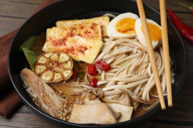 Lezzetli erişte ve istiridye (eryngii) mantarları masada, yakın plan.