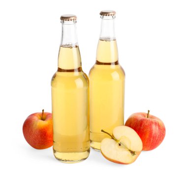 Cam şişelerde nefis elma şarabı ve beyaz elmalar.