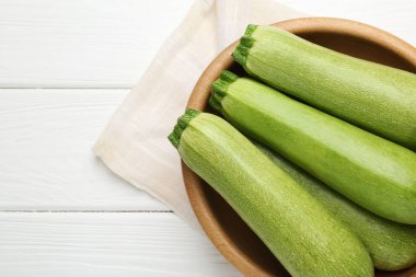 Beyaz ahşap masada taze olgun kabaklar, üst manzara. Metin için boşluk