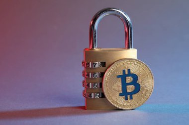 Bitcoin ve asma kilit renkli arka planda, yakın plan. Metin için boşluk