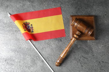 Hakim tokmağı ve İspanya bayrağı gri masada, üst tarafta.