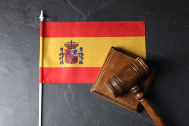 Hakimin tokmağı ve İspanya bayrağı siyah masada, en üstte.