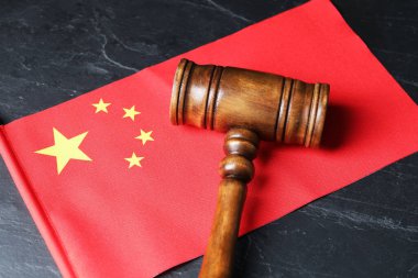 Hakimin tokmağı ve bayrağı siyah masanın üstünde, manzaranın üstünde.