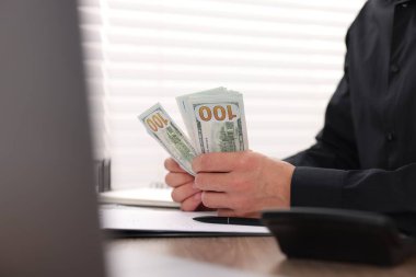 Masada dolar sayan adam, yakın plan.