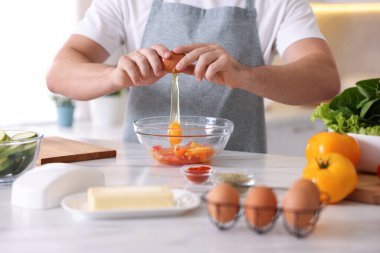 İçerideki mermer masada yemek pişiren adam, yakın plan.