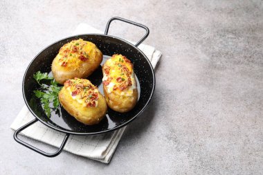 Gri masadaki fırında patatesler lezzetlidir. Mesaj için yer vardır.