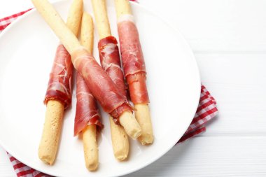 Lezzetli Grissini, prosciutto ile beyaz ahşap masa, yakın plan