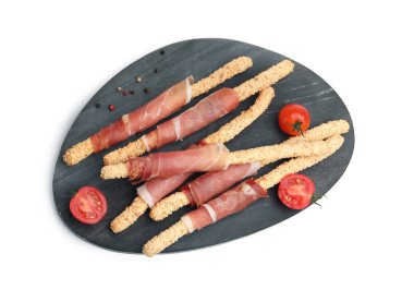 Lezzetli Grissini çubukları susam tohumları, prosciutto, biber ve domatesler beyaza izole edilmiş.