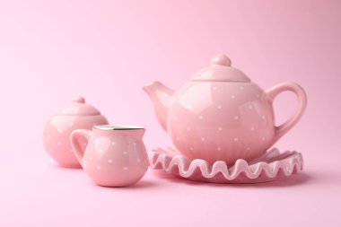Pembe arka planda harika bir çay seti. Çocuk oyuncağı