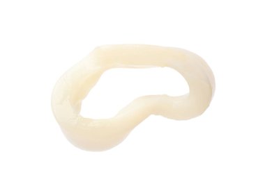 Bir çiğ mürekkep balığı halkası beyaza izole edilmiş.