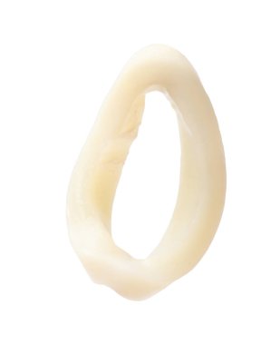 Bir çiğ mürekkep balığı halkası beyaza izole edilmiş.