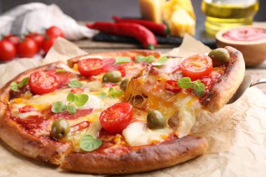 Peynirli, domatesli ve zeytinli lezzetli bir pizza.