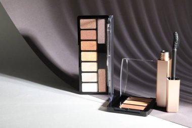 Göz falı paletleri ve rimel rengi arka planda