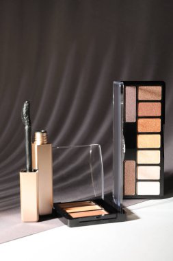 Göz falı paletleri ve rimel rengi arka planda