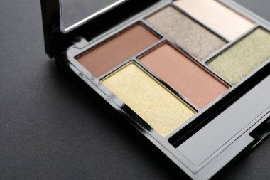 Siyah arka planda göz farı paleti, yakın plan. Metin için boşluk