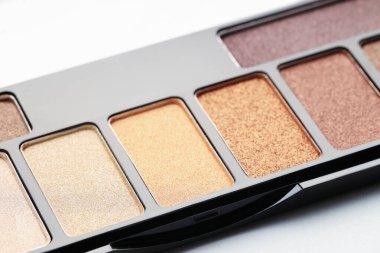 Beyaz arka planda güzel bir göz falı, yakın plan