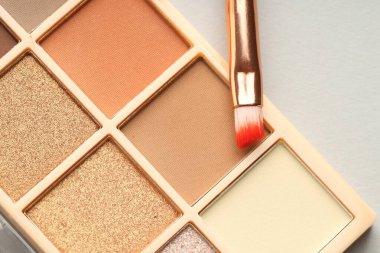 Güzel göz falı paleti ve beyaz arka planda fırça, üst görünüm