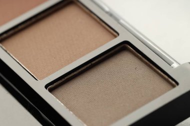 Beyaz arka planda güzel bir göz falı, yakın plan